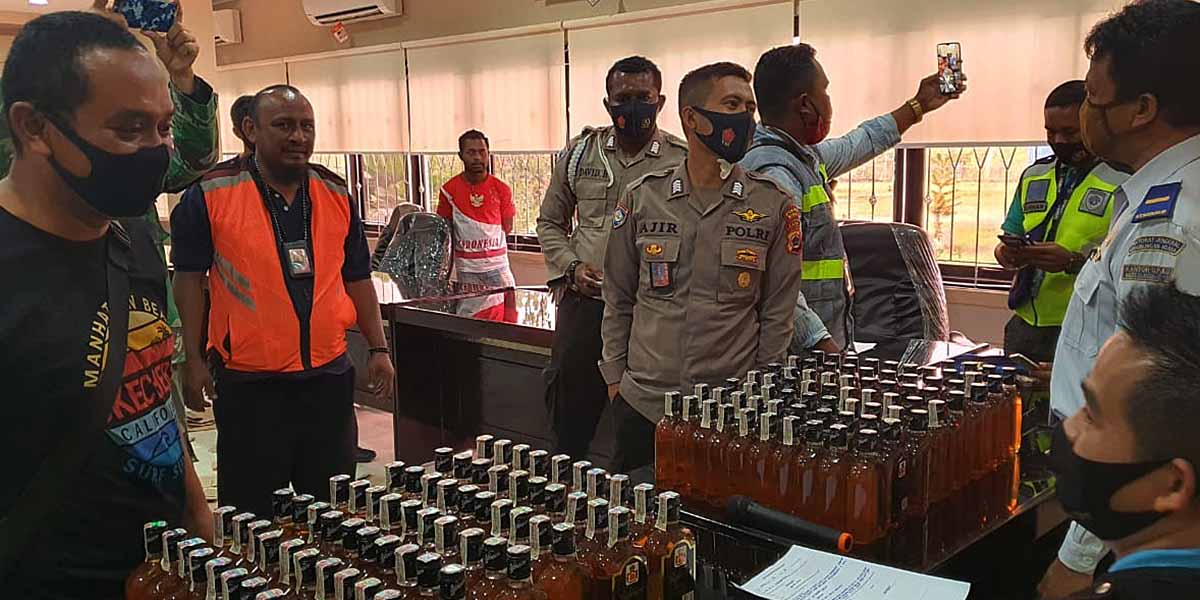 Ratusan botol mansion house dari salah satu penumpang yang disita Petugas Terminal Bandara Mozes Kilangin, Sabtu (26/9/2020).